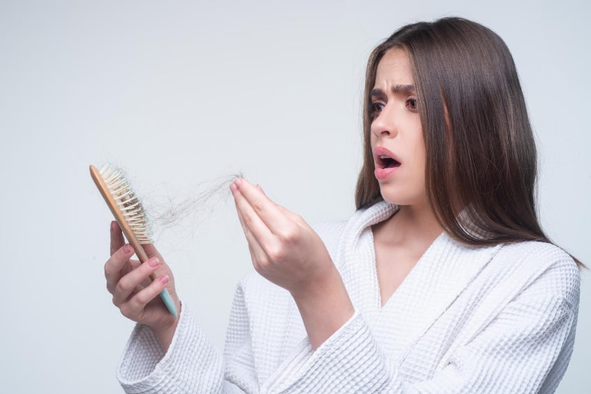 przyczyny łysienia plackowatego